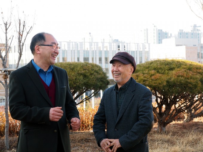 인천 송도에서 만난 이민섭 이원다이애그노믹스 대표(왼쪽)과 세계적 구조생물학자 김성호 미국 UC버클리 화학과 명예교수. 게놈 해독을 통해 암 발병 예측을 시도할 예정이다. - 윤신영 제공
